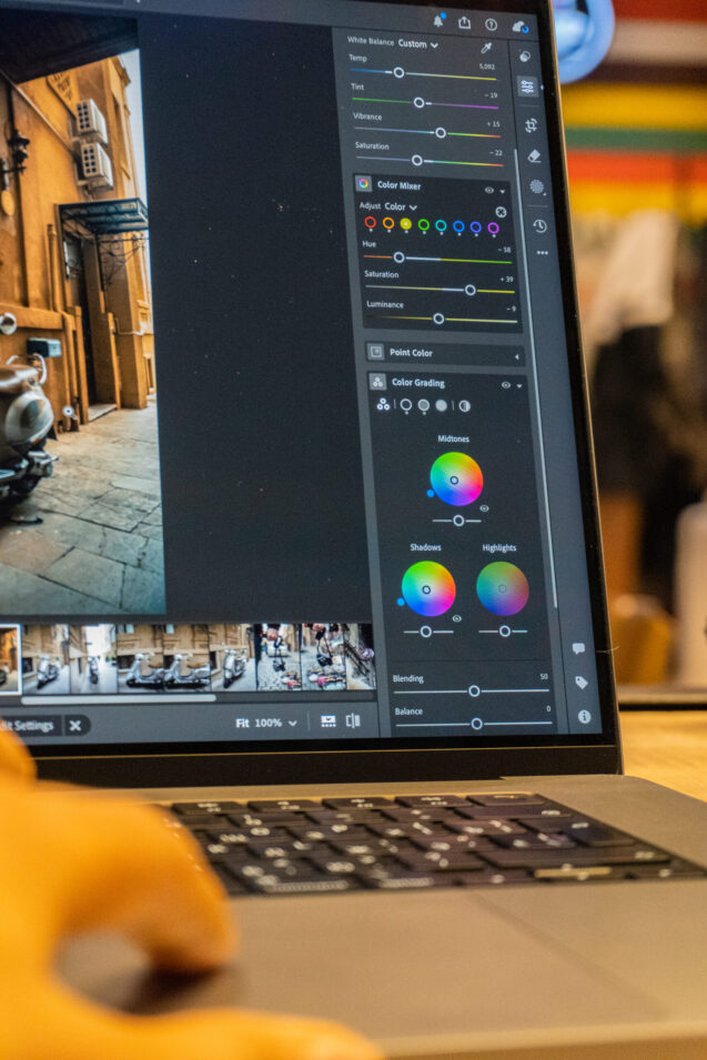 creative-work-process-cozy-coffeeshop-photo-editing-color-grading meditatii Bucuresti in sectorul 6